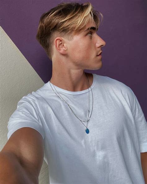 Hairstyle 2020 Middle Part In 2020 Men Haircut Undercut Middle