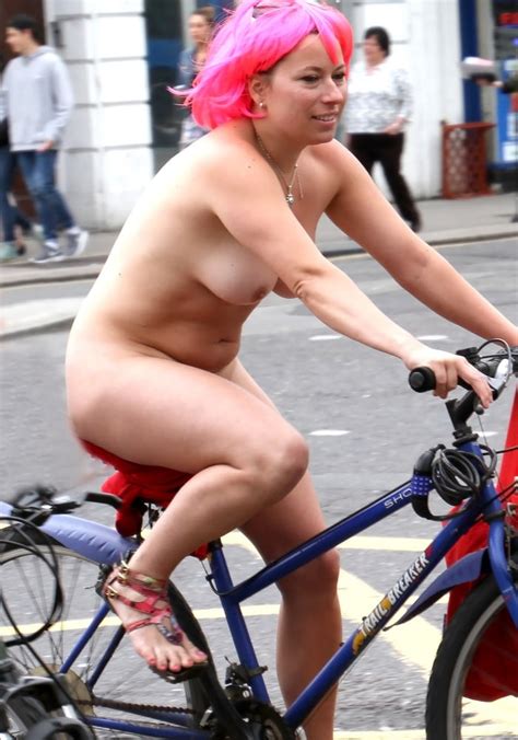 Lady In Pink Wig Brighton Wnbr World Naked Bike Ride Bilder