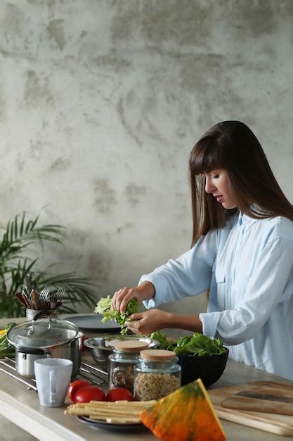 Mujer Cocinando En La Cocina Foto Gratis