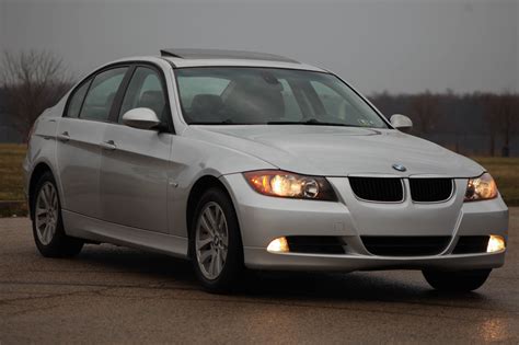 Is a BMW 328i a V6 or v8?