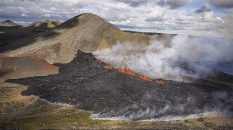 Vulkanausbruch Am Fagradalsfjall 2022 Nach Erdbebenserie Lava Schießt Aus 300 Meter Erdriss