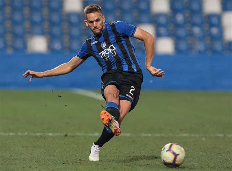 Erick flores aplica drible desconcertante em rafael tolói do goiás. Report: Fulham contact Atalanta ace Rafael Toloi over ...