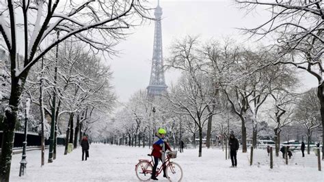Paris Snow Closes Eiffel Tower Brings Traffic Chaos Cnn