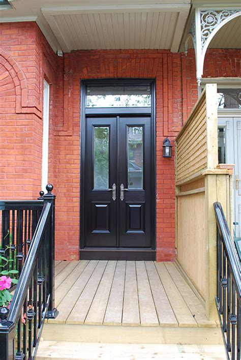 Inspirational front door entrance ideas, including outdoor lighting, landscaping, water features, double front doors, and contemporary pivot front door designs. Three classic front door designs that never go out of ...