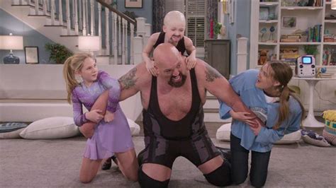 When big show's teenage daughter comes to live with him and his wife and two other daughters, he quickly becomes outnumbered and outsmarted. The Big Show Show sur Netflix : que vaut la sitcom avec la ...