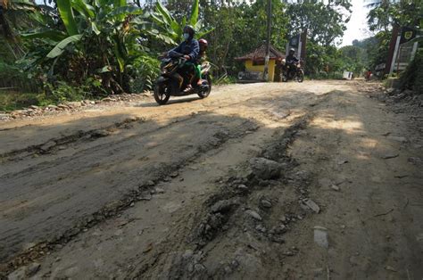 Dilintasi Truk Tambang Pasir Jalan Desa Bayat Rusak Parah Republika