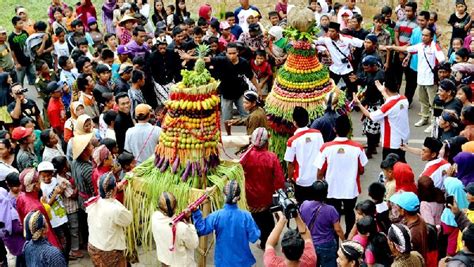 Tradisi Tayuban Dan Bersih Desa Di Desa Joho Kecamatan Pace Kabupaten