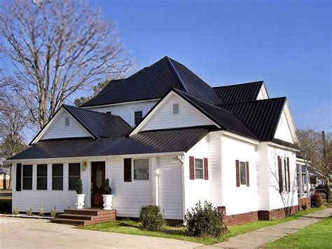 Pin By Gizella Boochin On Roofs Farmhouse Style Exterior Black Metal