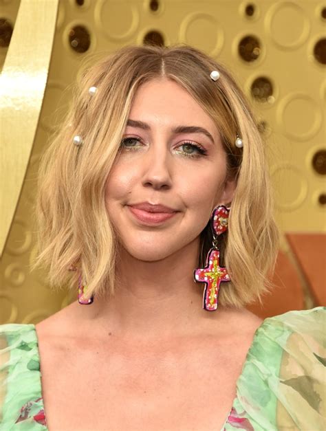 Heidi Gardner S Long Wavy Bob At The Emmys 2019 All The Celebrity Bob Haircuts At The Emmy