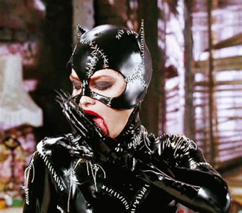 Miau Catwoman Gif Miau Catwoman Michelle Pfeiffer Discover Share Gifs
