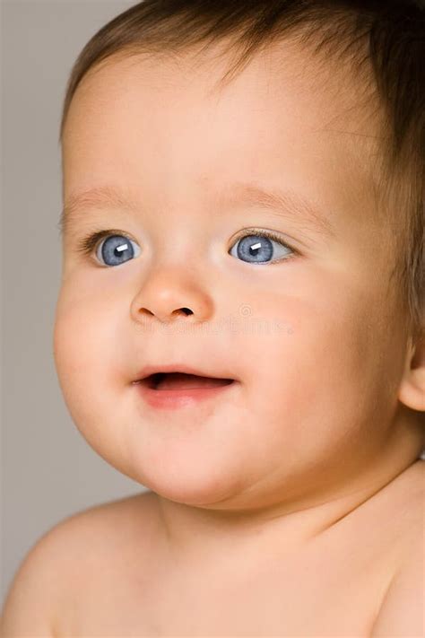 Bebé Con La Sonrisa De Los Ojos Azules Foto De Archivo Imagen De Risa