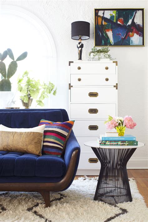 Red velvet sofas bring passion and luxury to a room, reminiscent of a time gone by when living rooms were truly elegant. 25 Stunning Living Rooms with Blue Velvet Sofas