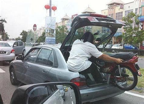 Pemandu kereta itu ialah haji dzulkifli, si bakal mertua rohana sendiri. (GAMBAR) TERBUKTI KERETA MALAYSIA, MEMANG SERBAGUNA ...