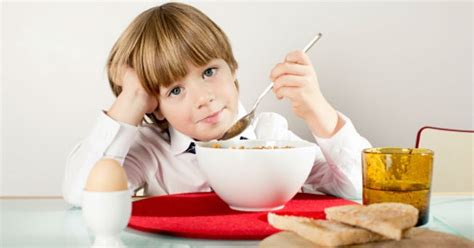 Línea única continua una mañana, desayuno, carácter de la comida en la mesa. Qué deben desayunar los niños | Salud180