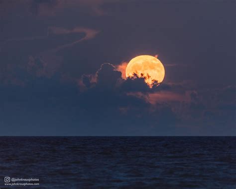 Full moon rising, Moon clouds, Moon rise