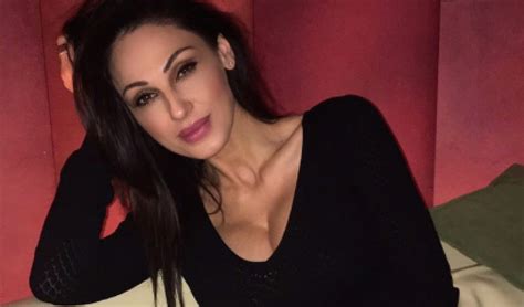 La casa di anna tatangelo. Anna Tatangelo Instagram, il body ridottissimo non copre ...