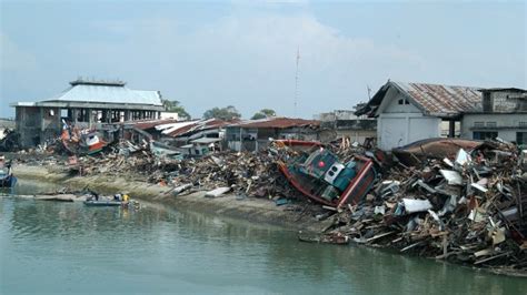 Indian ocean tsunami of 2004. 2004 tsunami: ten years on, we remember | Islamic Relief ...