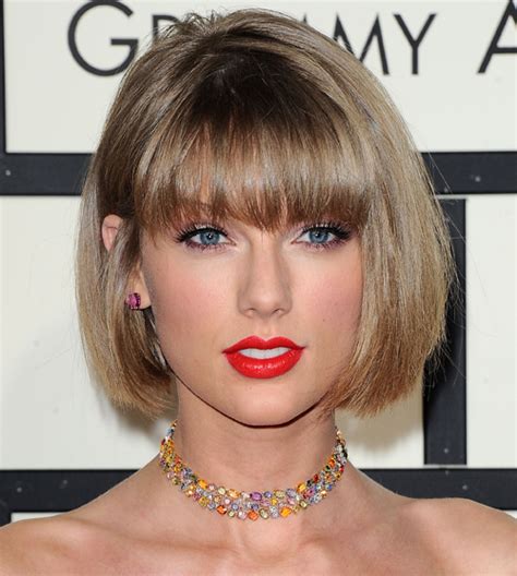 get taylor swift s classic red lip beauty look from the 2016 grammys beauty