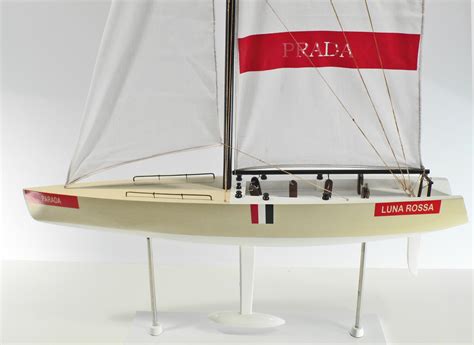 Luna rossa tenía apenas 100 metros de ventaja, una diferencia mínima pero que supo gestionar con maestría. Luna Rossa ITA-45 - Modelos hechos a mano en madera