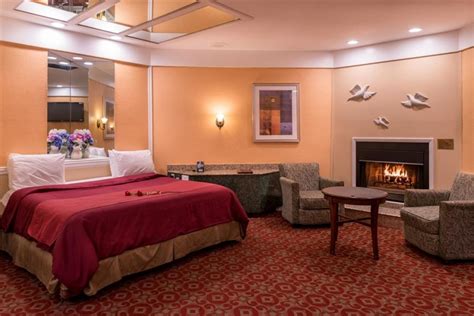 Deluxe Romantic Suite With Hot Tub And Fireplace At The Inn Of The Dove Bensalem