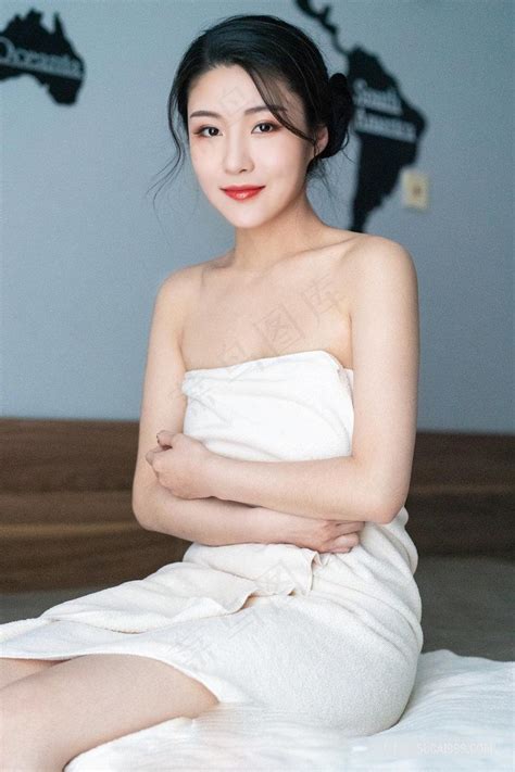 高清裹浴巾的韩国 裸体美女人体艺术摄影图片 菜鸟图库