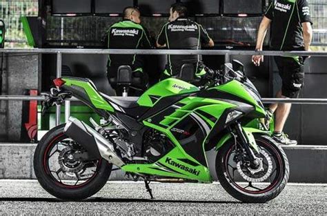 It is narrower in the front, and also it slants forward a bit, which, combined with the slightly raised handlebars, make the ninja 300 easier to ride. Kawasaki Ninja 300 SBK Special Edition - CycleChaos