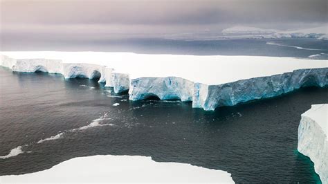 iceberg  large  london  broke   antartica threatening