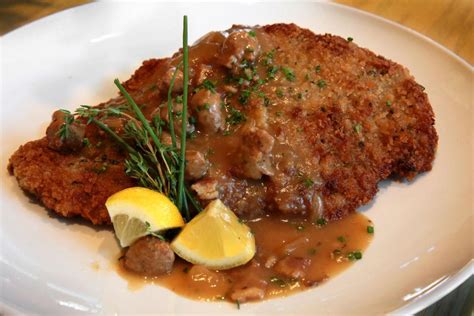 Das Bevos Bavarian Pork Schnitzel With 3b Gravy Beer Bacon And