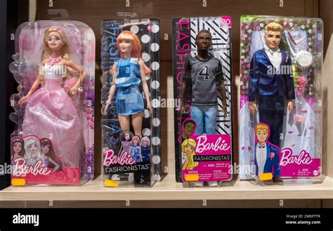 poupées barbie sur l étagère du magasin barbie est une poupée de mode fabriquée par la société