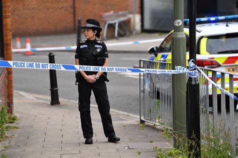 In Pictures Police Cordon In Leatherhead After Man S Body Found Surrey Live