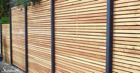Wem die natürliche vergrauung des holzes nicht gefällt, bekommt die meisten zäune schon. Sichtschutzzaun Holz Lärche Metall anthrazit modern ...