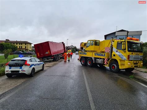 Perde Il Controllo Del Mezzo Pesante Camion Fuori Strada A San Giorgio