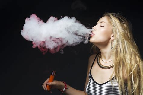 We are going to show you how to inhale, exhale and how to use a vape pen for the first time. 4 Beginner Vape Tricks That Are Very Easy to Learn - Lifestyle Mirror