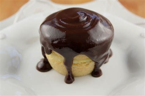 Just hearing the name conjures up images of delectable yellow butter cake be it pie, cake, cupcakes or donuts, the magical combination of boston cream anything is an american favorite, especially now that it's gluten free! Boston Cream Pie Cupcakes