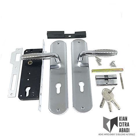 Salah satu pengaman pintu rumah tinggal yang paling banyak digunakan adalah kunci pintu. Gagang Pintu / Handle Pintu Besar Model Granat dan Model ...