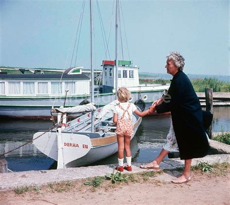 DDR Fotoarchiv Ahrenshoop Oma Mit Enkelkind Im Sommerurlaub An Der