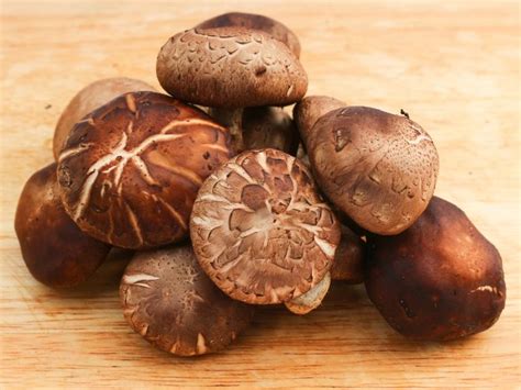 12 Proven Benefits And Uses Of Shiitake Mushrooms Organic Facts