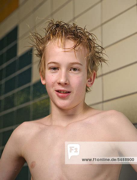 Portrait Junge Person 10 13 Jahre 10 Bis 13 Jahre Schwimmer Im Schwimmbad