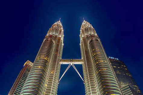 8 Impressive And Thrilling Buildings With A Sky Bridge