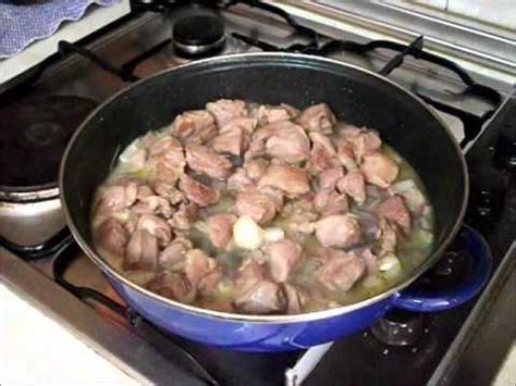 Rectificamos de sal y añadimos la hoja de laurel y el romero y tomillo. MAGRO DE CERDO....... - YouTube