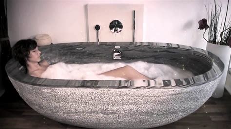 Ein industrie schrank, luxus badewanne, skandinavische deko und ein landhausstil waschtisch in dunkel, schwarz, grau oder blau. Marmorbadewanne Naturstein Badewanne Badewanne aus Stein ...