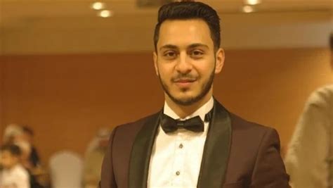 أثار الفنان اللبناني وديع الشيخ موجة غضب لدى المتابعين بتصريحه بأنه من قطع رجل الفنانين الشعبيين من الغناء في لبنان وانه، لا يهمه ان يكون لديه صديق مثل الفنان حسام جنيد ، وذلك في اطلالته الاخيرة ضمن برنامج شو القصة. خطيبة وليد مقداد نجم طيور الجنة خجولة في أول ظهور (فيديو ...