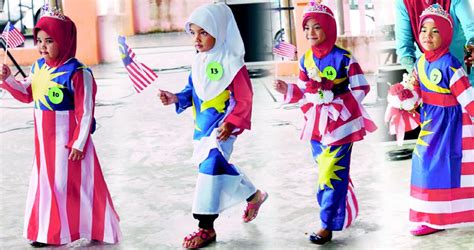 Apalagi kedua tangannya yang sedang memijat menekan buahdadanya dari. Bergaya serlah patriotik METROTV | Harian Metro