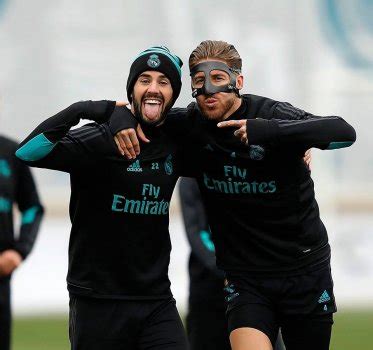 Godin mit einer besonderen maske. Profifussballer Sergio Ramos erhält Gesichtsmaske aus dem ...