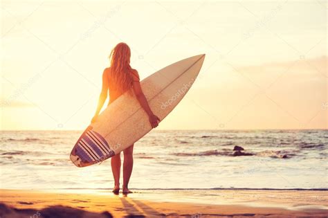 Surfista Chica En La Playa Al Atardecer Fotografía De Stock