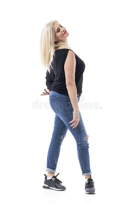 Atractiva Mujer Rubia De Mediana Edad Bailando Con Cuidado Saludable Vital Y Joven Imagen De