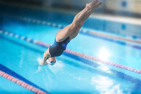 游泳运动员跳进泳池图片 女游泳运动员跳水瞬间素材 高清图片 摄影照片 寻图免费打包下载