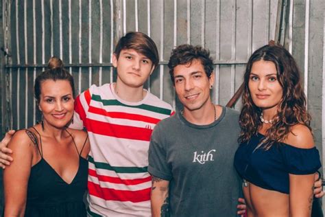 Di Ferrero E Isabeli Fontana Com O Filho Dela Zion No Surf Festival E A Namorada Ego Notícias