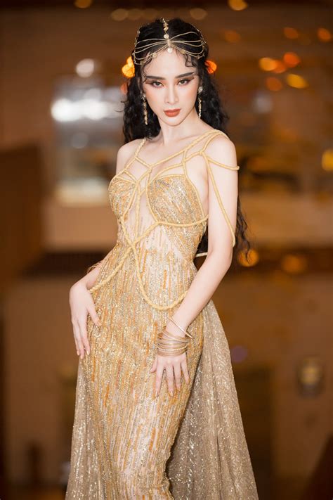 Angela Phương Trinh Nổi Bật Với Bộ Váy Rườm Rà Như Nữ Thần Ngoi Lên