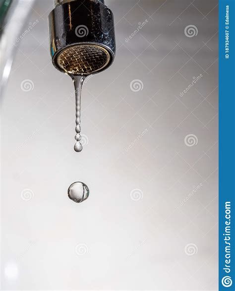 Gotas De Agua Cayendo De Un Grifo Imagen De Archivo Imagen De Fondo Agua 187934607